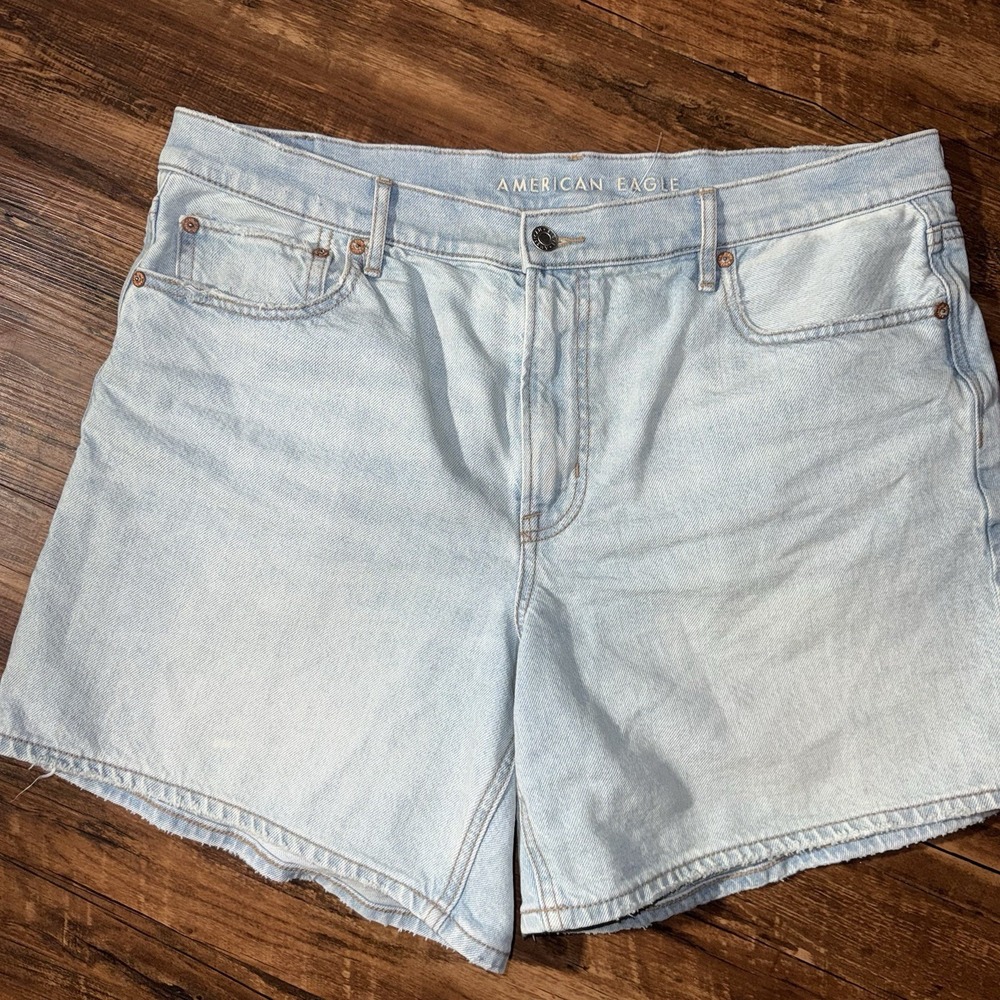 American Eagle Strigid Relaxed Distressed Light Wash Jean Shorts Women's Size 14